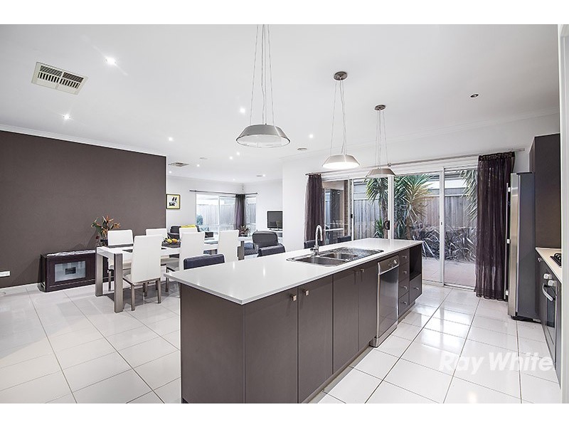 16 Nature Circuit, Cranbourne North VIC 3977