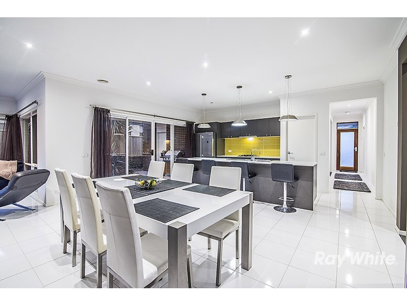 16 Nature Circuit, Cranbourne North VIC 3977