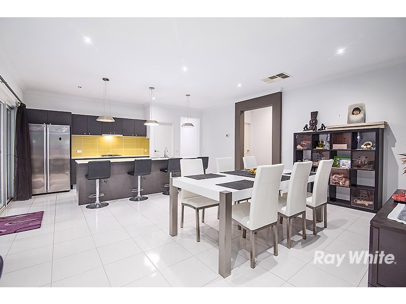 16 Nature Circuit, Cranbourne North VIC 3977