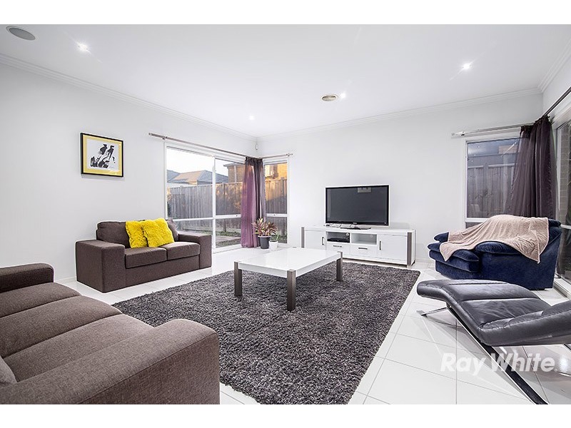 16 Nature Circuit, Cranbourne North VIC 3977