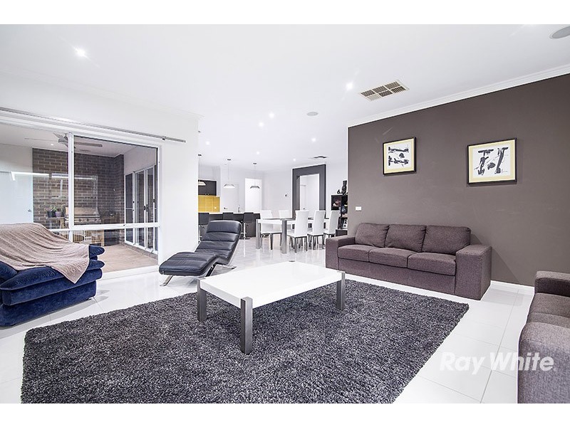 16 Nature Circuit, Cranbourne North VIC 3977