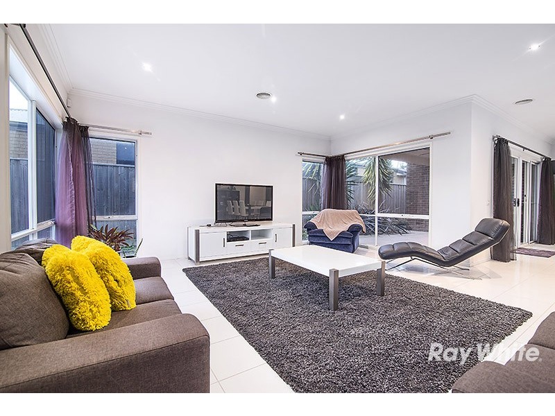 16 Nature Circuit, Cranbourne North VIC 3977