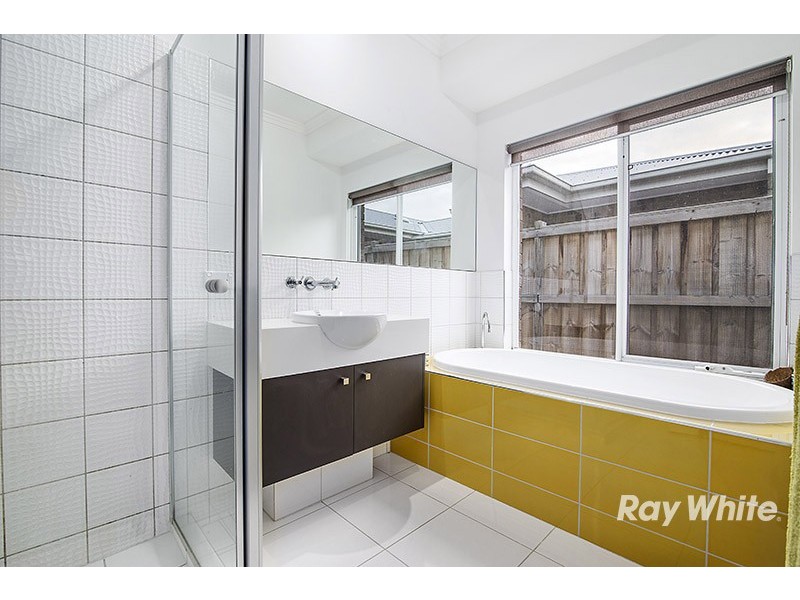 16 Nature Circuit, Cranbourne North VIC 3977