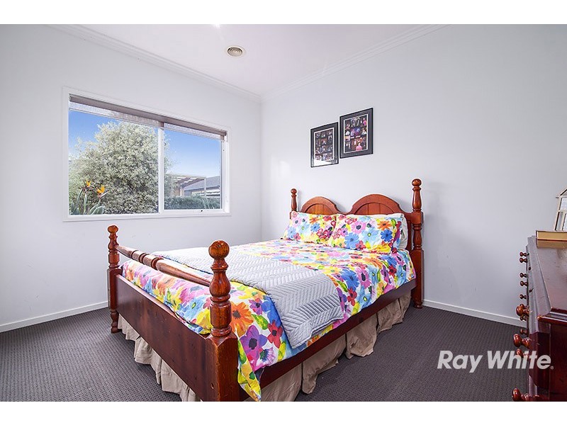 16 Nature Circuit, Cranbourne North VIC 3977