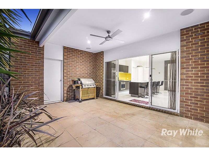 16 Nature Circuit, Cranbourne North VIC 3977