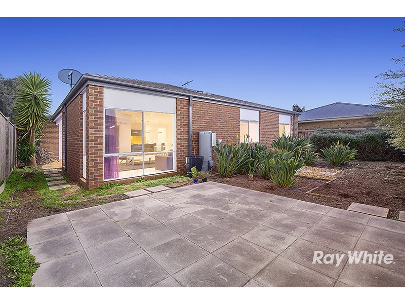 16 Nature Circuit, Cranbourne North VIC 3977