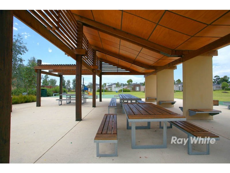 16 Nature Circuit, Cranbourne North VIC 3977