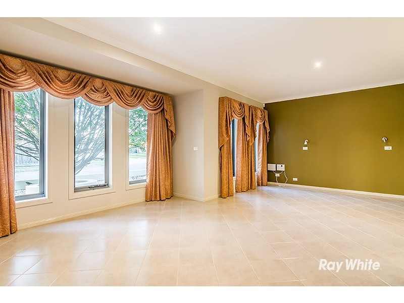 10 Broadstone Way, Cranbourne VIC 3977