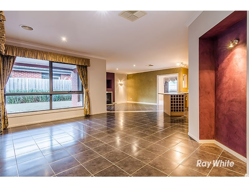 10 Broadstone Way, Cranbourne VIC 3977