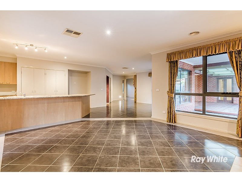 10 Broadstone Way, Cranbourne VIC 3977