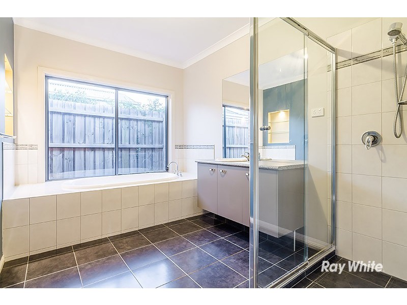 10 Broadstone Way, Cranbourne VIC 3977