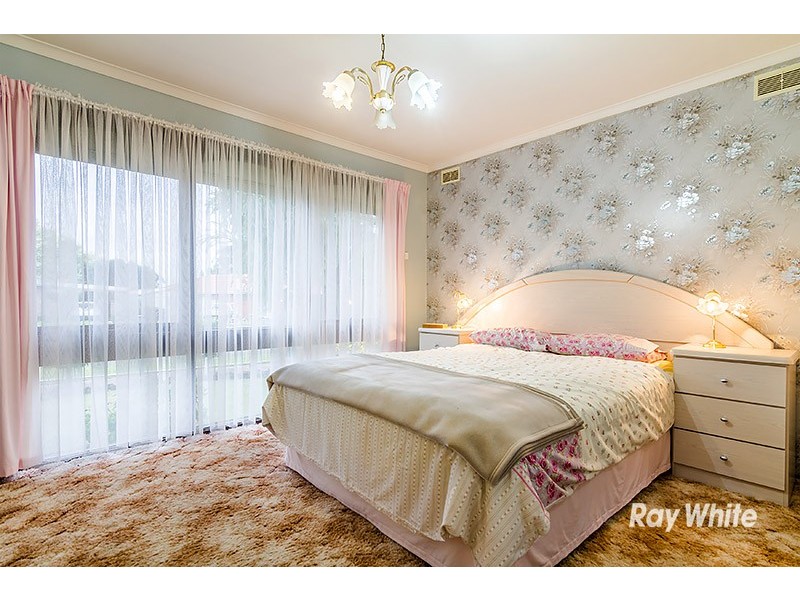 36 Thomas Crescent, Cranbourne VIC 3977