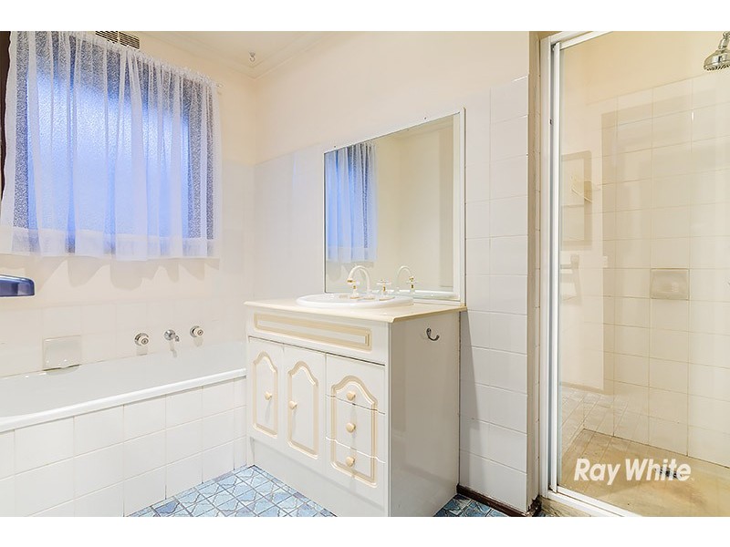 36 Thomas Crescent, Cranbourne VIC 3977