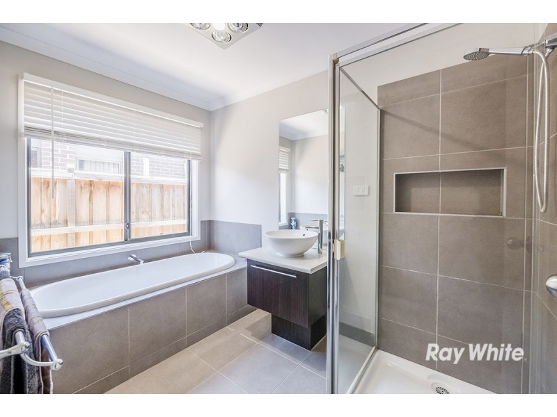 26 Naas Road, Clyde North VIC 3978