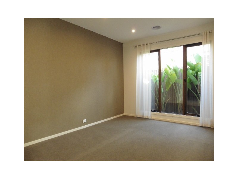 27 Flowerbloom Crescent, Clyde North VIC 3978