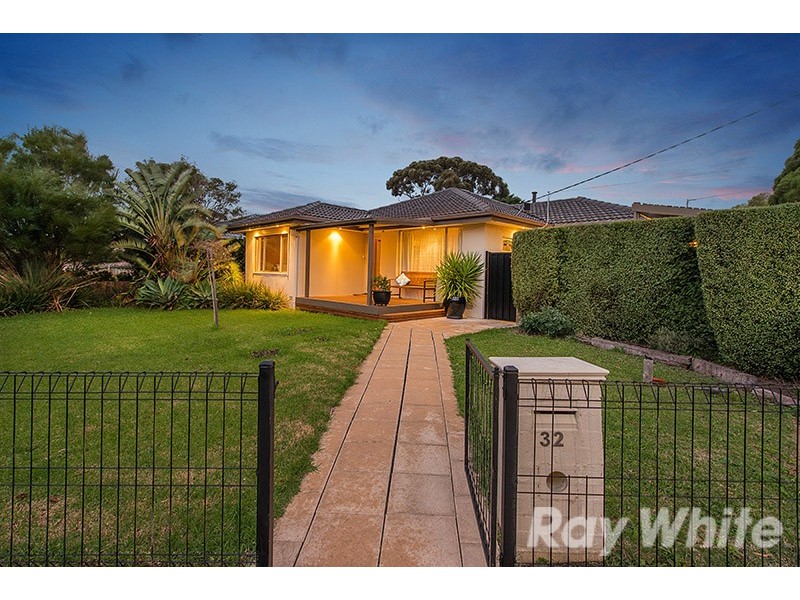 32 Cranbourne Drive, Cranbourne VIC 3977