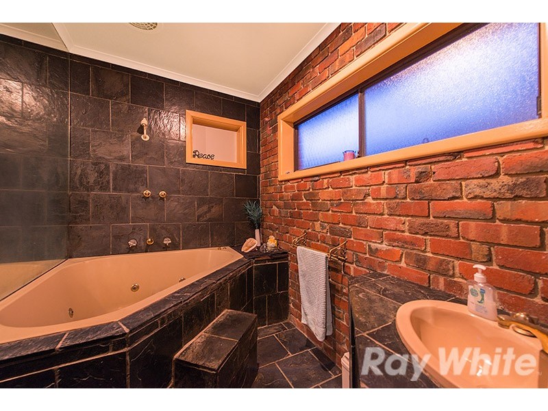 32 Cranbourne Drive, Cranbourne VIC 3977