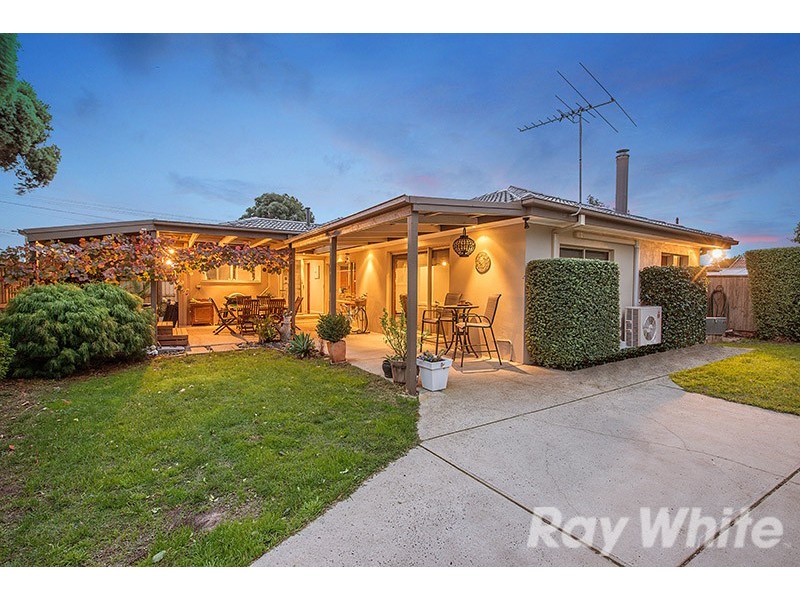 32 Cranbourne Drive, Cranbourne VIC 3977