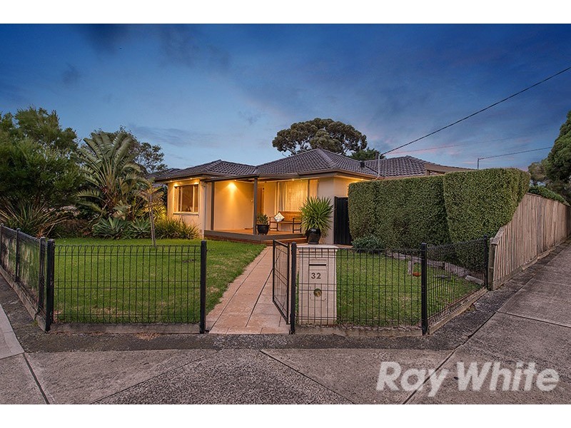32 Cranbourne Drive, Cranbourne VIC 3977