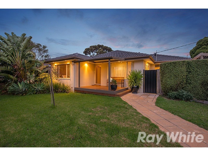 32 Cranbourne Drive, Cranbourne VIC 3977