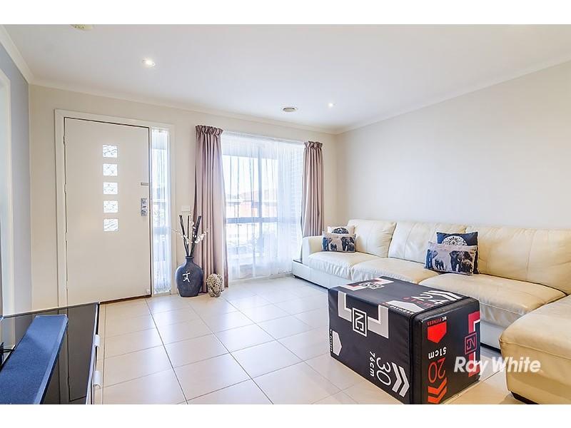 2 Chatham Close, Cranbourne East VIC 3977