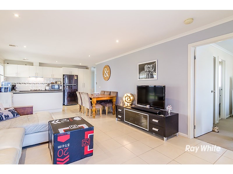 2 Chatham Close, Cranbourne East VIC 3977
