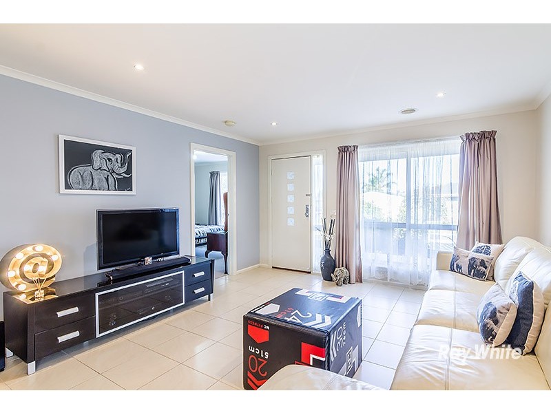 2 Chatham Close, Cranbourne East VIC 3977