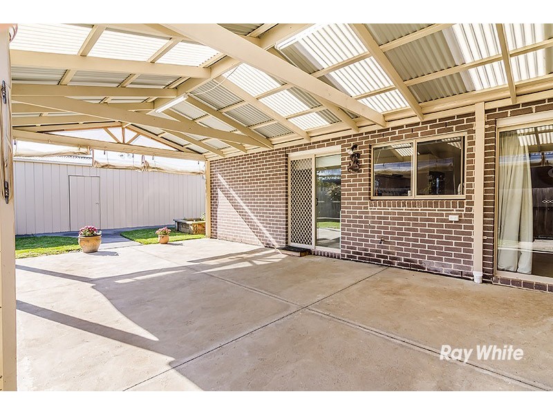 2 Chatham Close, Cranbourne East VIC 3977