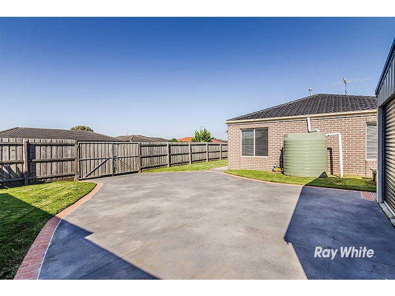 2 Chatham Close, Cranbourne East VIC 3977