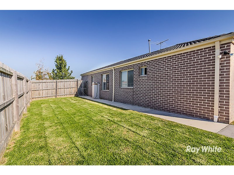 2 Chatham Close, Cranbourne East VIC 3977