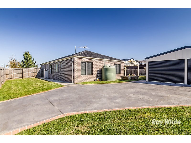 2 Chatham Close, Cranbourne East VIC 3977