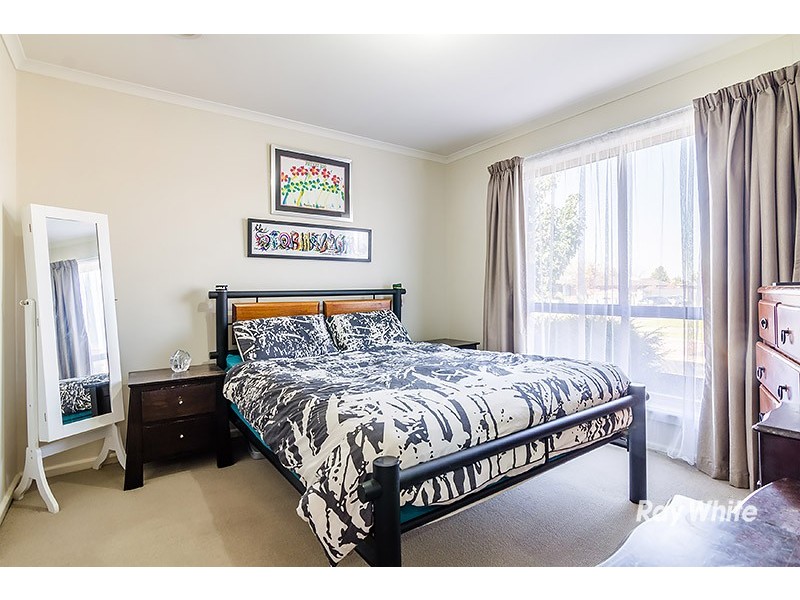 2 Chatham Close, Cranbourne East VIC 3977