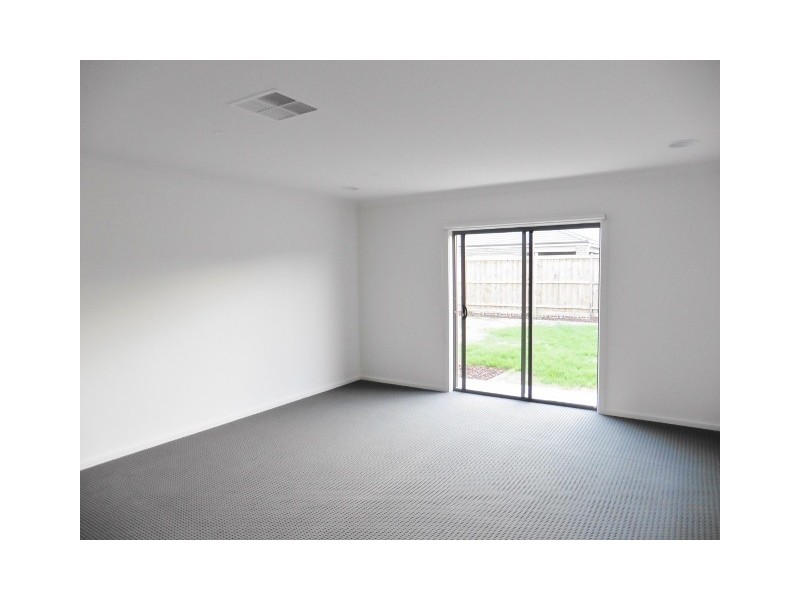 22 Sundaze Street, Clyde North VIC 3978