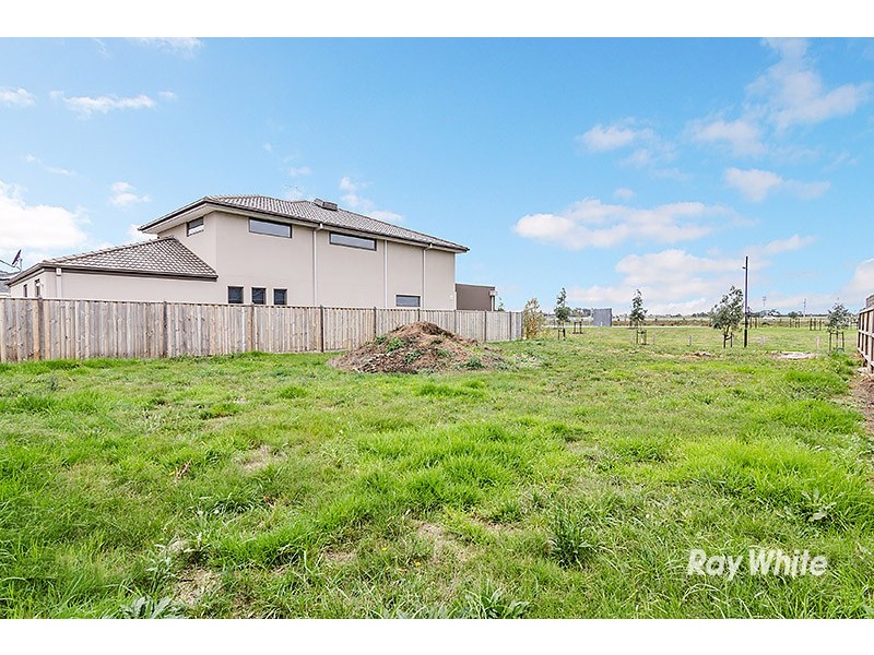 71 Linden Tree Way, Cranbourne North VIC 3977