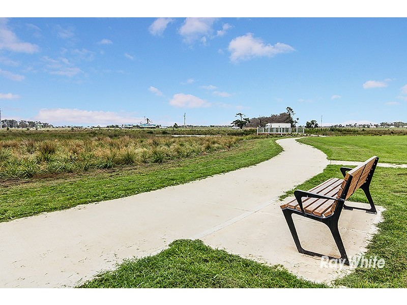 71 Linden Tree Way, Cranbourne North VIC 3977