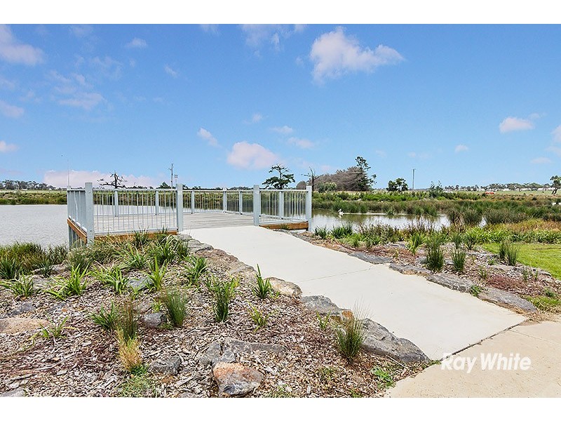 71 Linden Tree Way, Cranbourne North VIC 3977