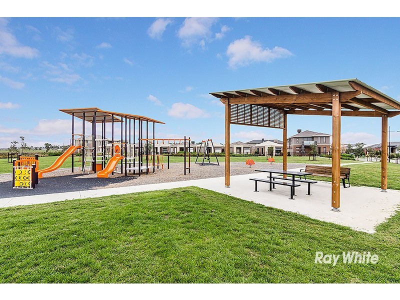 71 Linden Tree Way, Cranbourne North VIC 3977