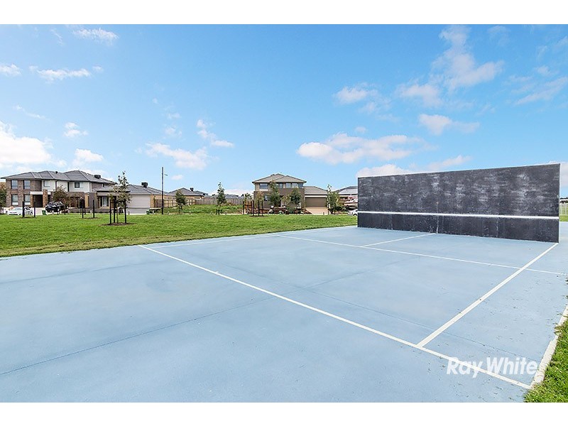 71 Linden Tree Way, Cranbourne North VIC 3977