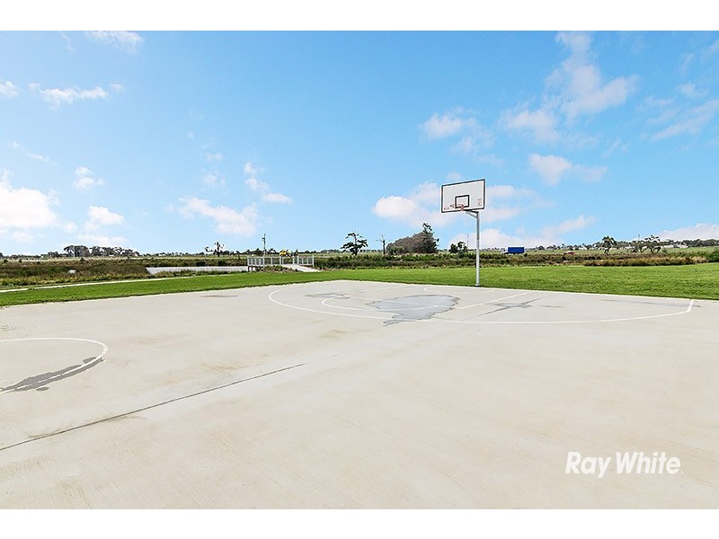 71 Linden Tree Way, Cranbourne North VIC 3977