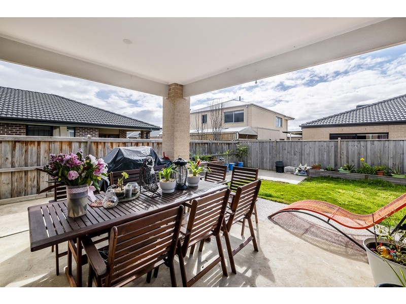 6 Scarlet Ash Drive, Cranbourne West VIC 3977