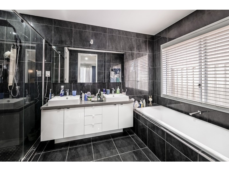 6 Scarlet Ash Drive, Cranbourne West VIC 3977