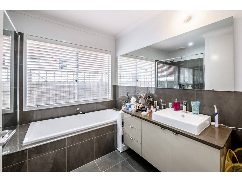 6 Scarlet Ash Drive, Cranbourne West VIC 3977