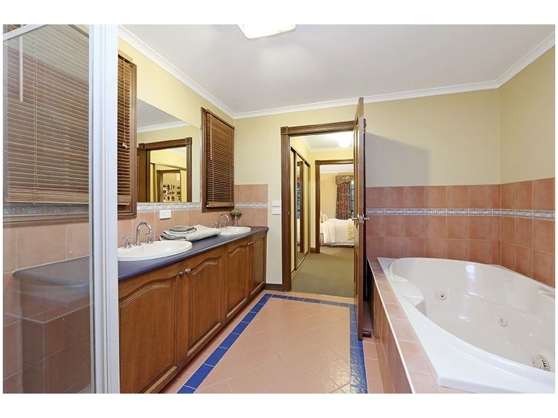 76 Churchill Park Drive, Lysterfield South VIC 3156