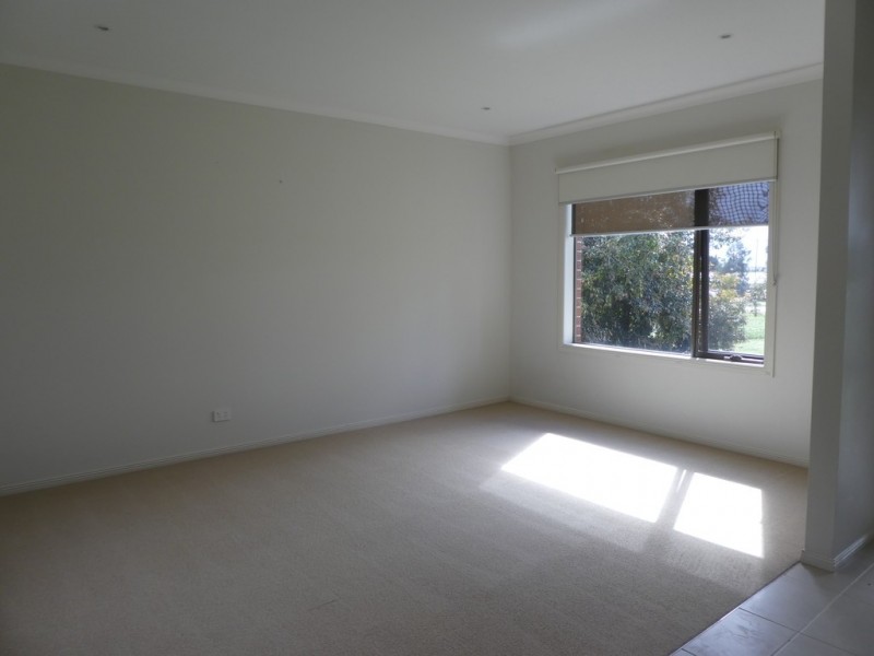 5 Paratea Lane, Cranbourne North VIC 3977