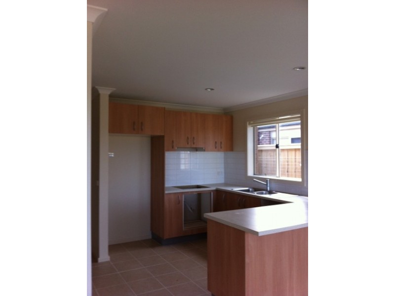 10 Cranbrook Circuit, Officer VIC 3809