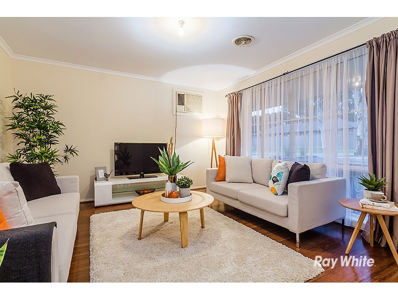 73 Hutchinson Drive, Lynbrook VIC 3975