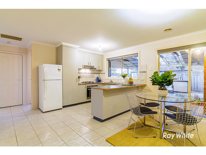 73 Hutchinson Drive, Lynbrook VIC 3975