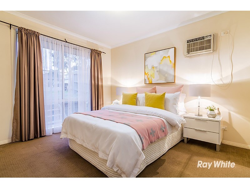 73 Hutchinson Drive, Lynbrook VIC 3975