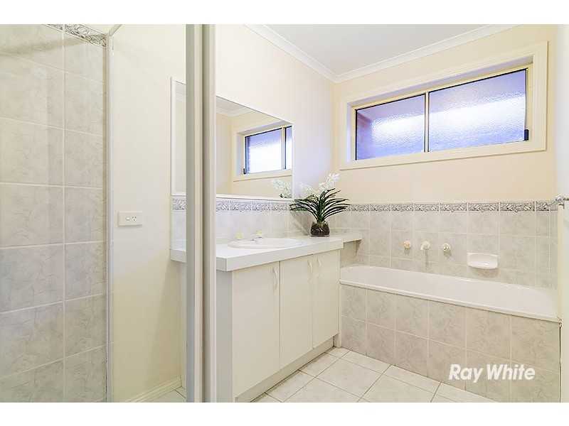 73 Hutchinson Drive, Lynbrook VIC 3975