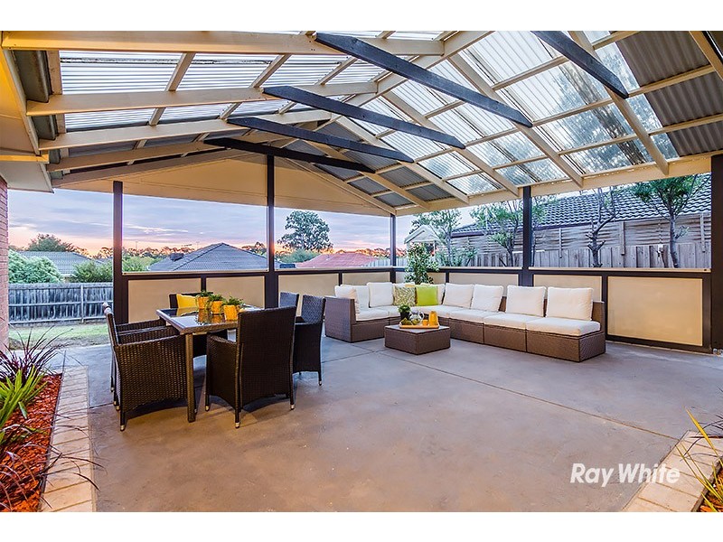 73 Hutchinson Drive, Lynbrook VIC 3975